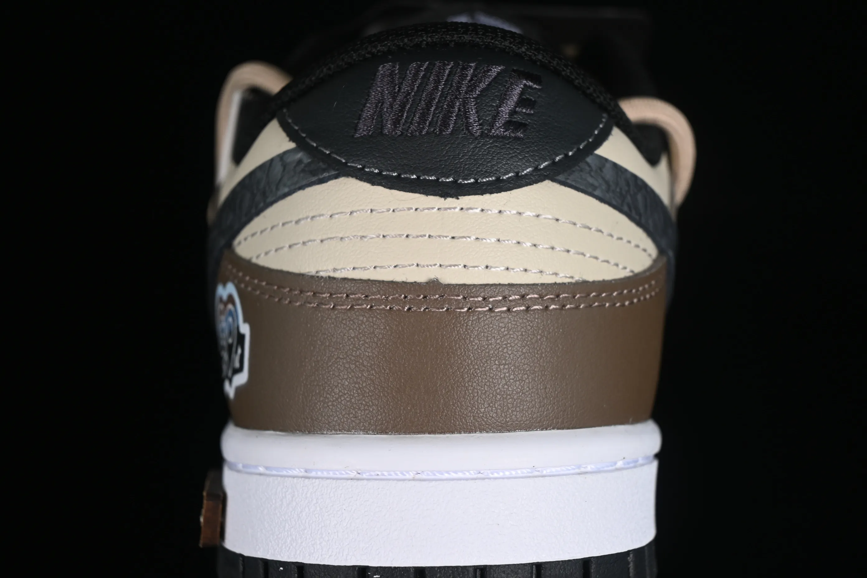 All Categories Nk SB Dunk Series Nk SB Dunk Low Low-top Sneakers Nk Dunk Low Panda Prank Jungle Crossing Overcoming Troubles Black Mamba Snake Print SB Strap Low-top Casual Sneakers DV0831-002